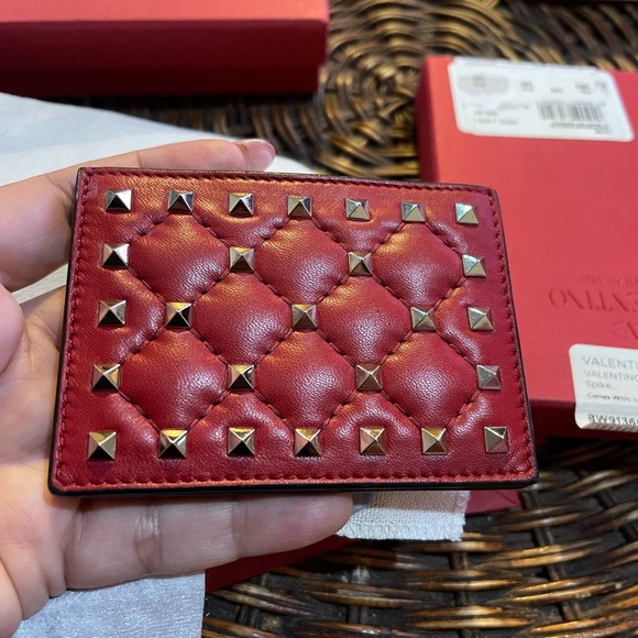 Valentino Lambskin Rock stud Spike card holder in the color ORO - Picture 4 of 11